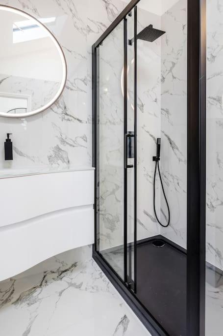 הוילה לונדון House 10 Mins To Tower Bridge Hot Tub & Parking מראה חיצוני תמונה
