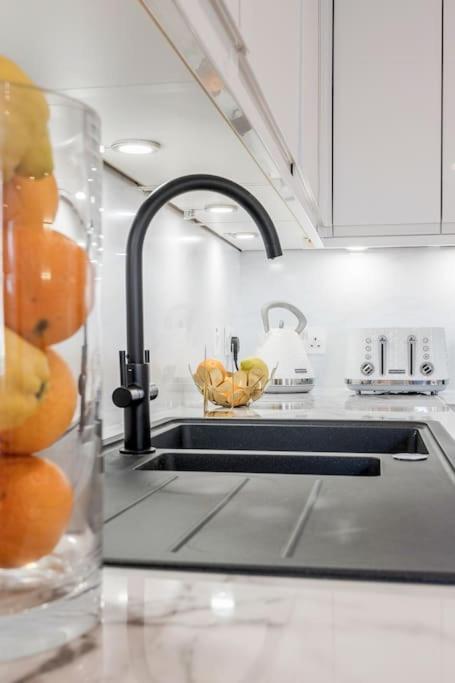 הוילה לונדון House 10 Mins To Tower Bridge Hot Tub & Parking מראה חיצוני תמונה