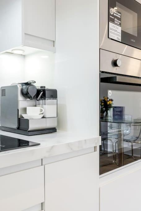 הוילה לונדון House 10 Mins To Tower Bridge Hot Tub & Parking מראה חיצוני תמונה